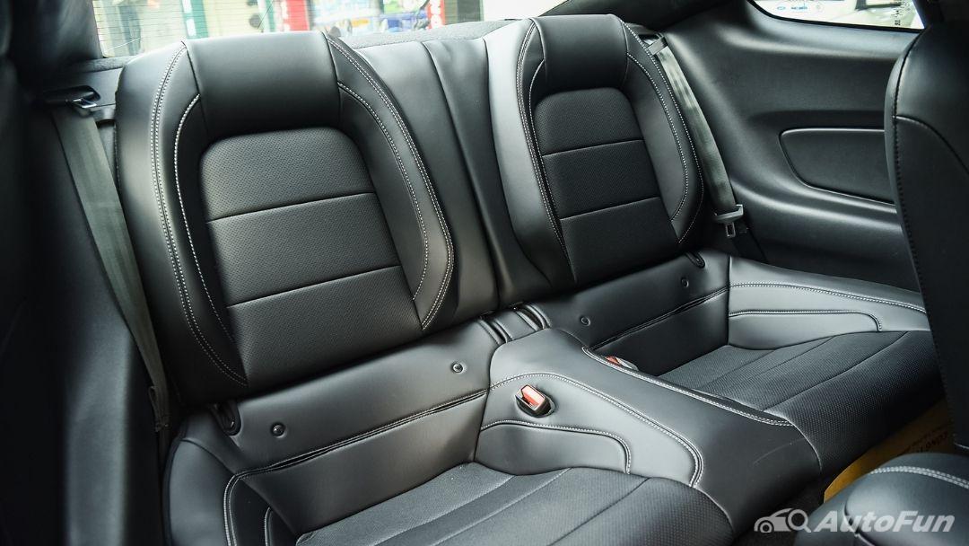 Ở những phiên bản cơ sở thì mẫu xe Ford Mustang 2021 sử dụng chất liệu vải cho hệ thống ghế ngồi của mình