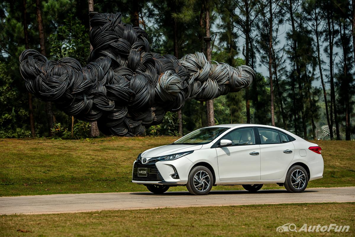 Thân xe Toyota Vios 2021 trông khoẻ khoắn nhờ hai đường gân dập nổi vuốt cong bên trên và uốn dài phía dưới