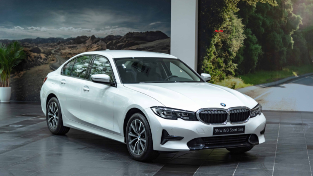 BMW 320i 2022 có mức tiêu hao nhiên liệu ra sao so với các đối thủ trong phân khúc?