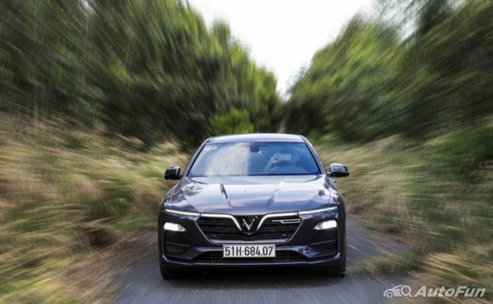 Khả năng tăng tốc của xe VinFast Lux A2.0 tốt, độ trễ của động cơ Turbo thấp