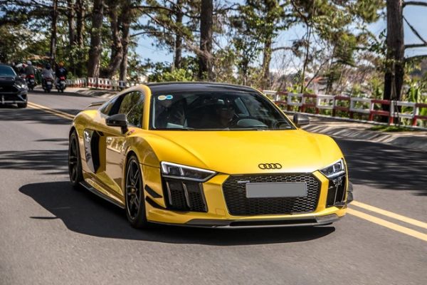 Đổ xăng cho Audi R8 tốn bao nhiêu? So kèo cùng Porsche 911 để xem mức độ “uống” xăng siêu xe ra sao?
