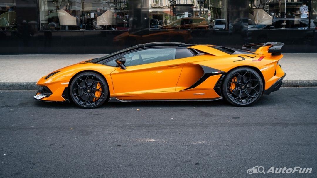 Phần thân xe Lamboghini Aventador nổi bật với đường gân được chạy từ mũi xe đến cánh gió mang tên “Tornado Line”