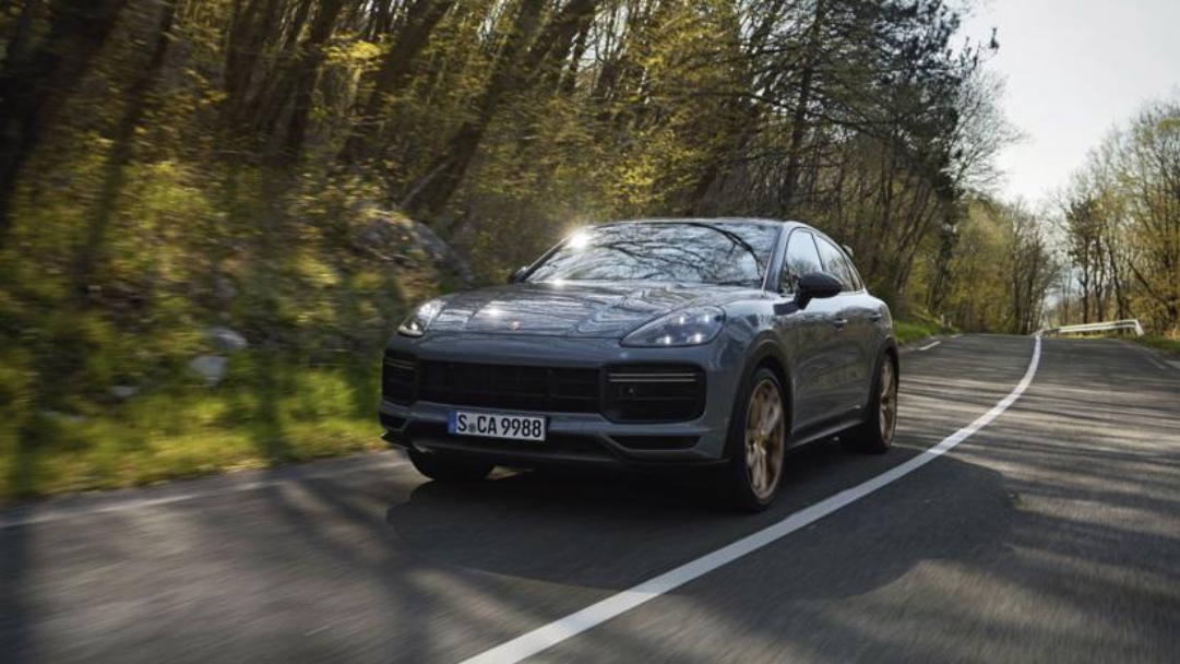 Siêu xe Porsche Cayenne có mức tiêu hao nhiên liệu ra sao so với các đối thủ?