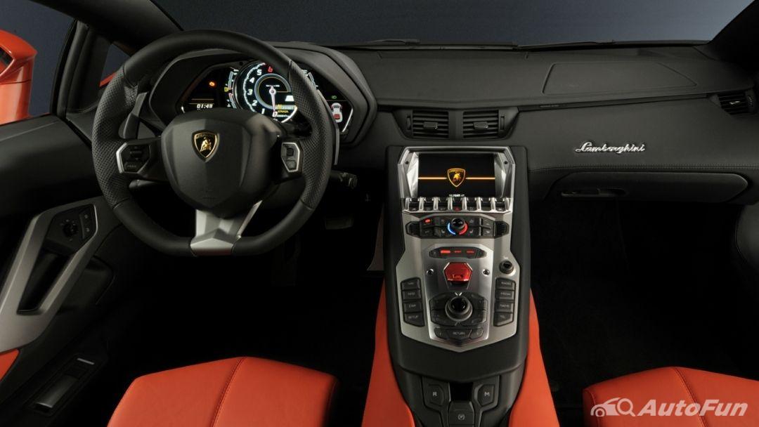 Khoang nội thất trung tâp của Lamborghini Aventador được lấy cảm hứng từ chiếc máy bay phản lực