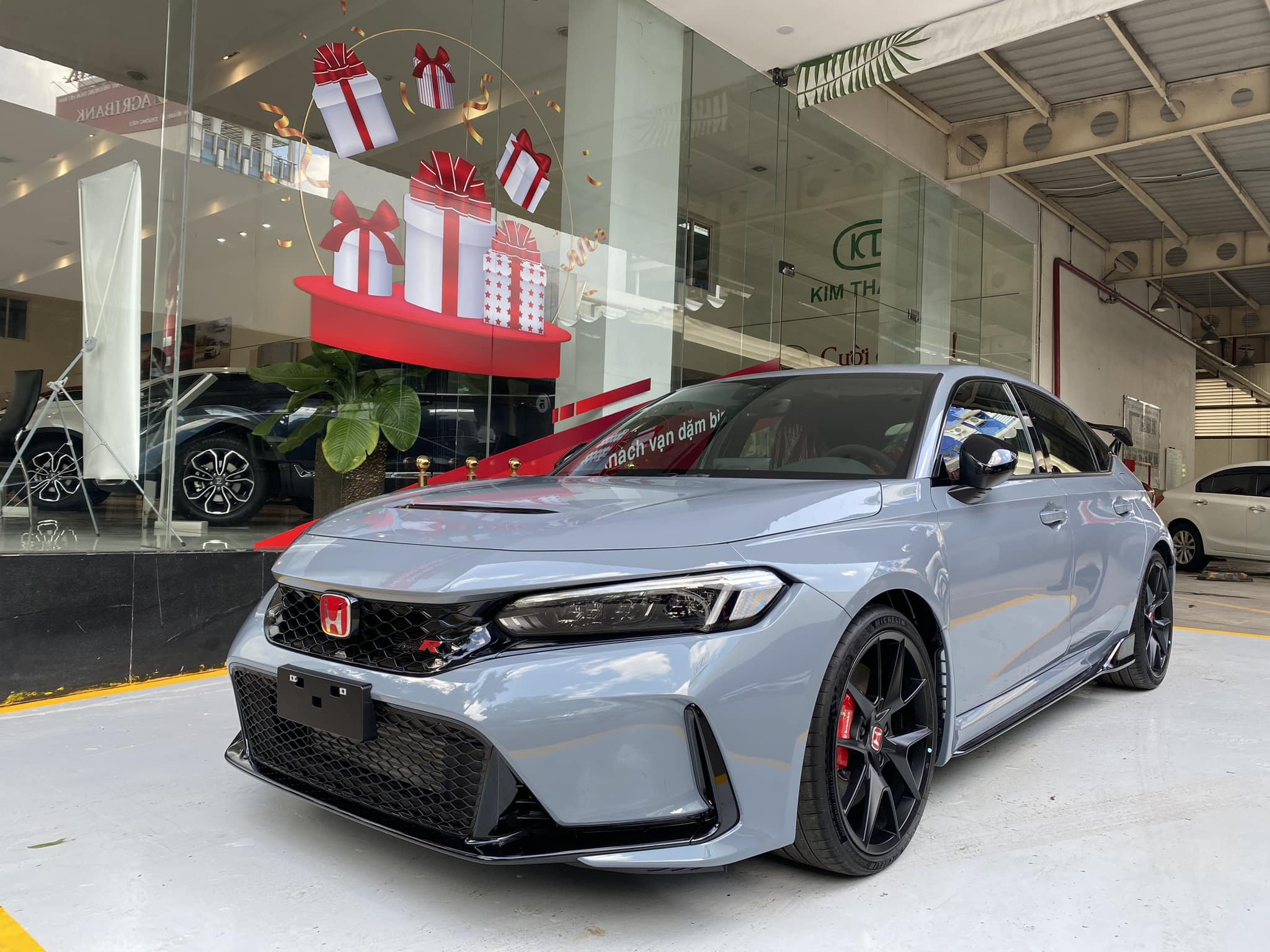 Honda Civic Type R giá 2,4 tỷ đồng đã có mặt tại đại lý, chuẩn bị đến tay khách hàng