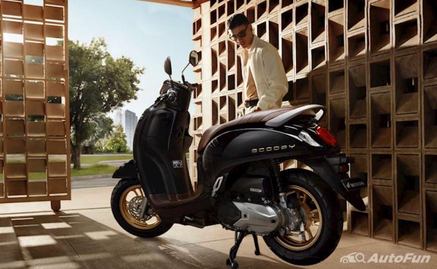 Tổng thể về Honda Scoopy 2021 thì xe có kích thước ngắn và hẹp hơn so với Vision