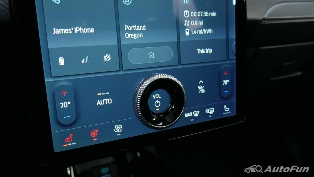 Ford Mustang sở hữu màn hình hiển thị trung tâm rộng 8 icnh với khả năng ra lệnh bằng giọng nói