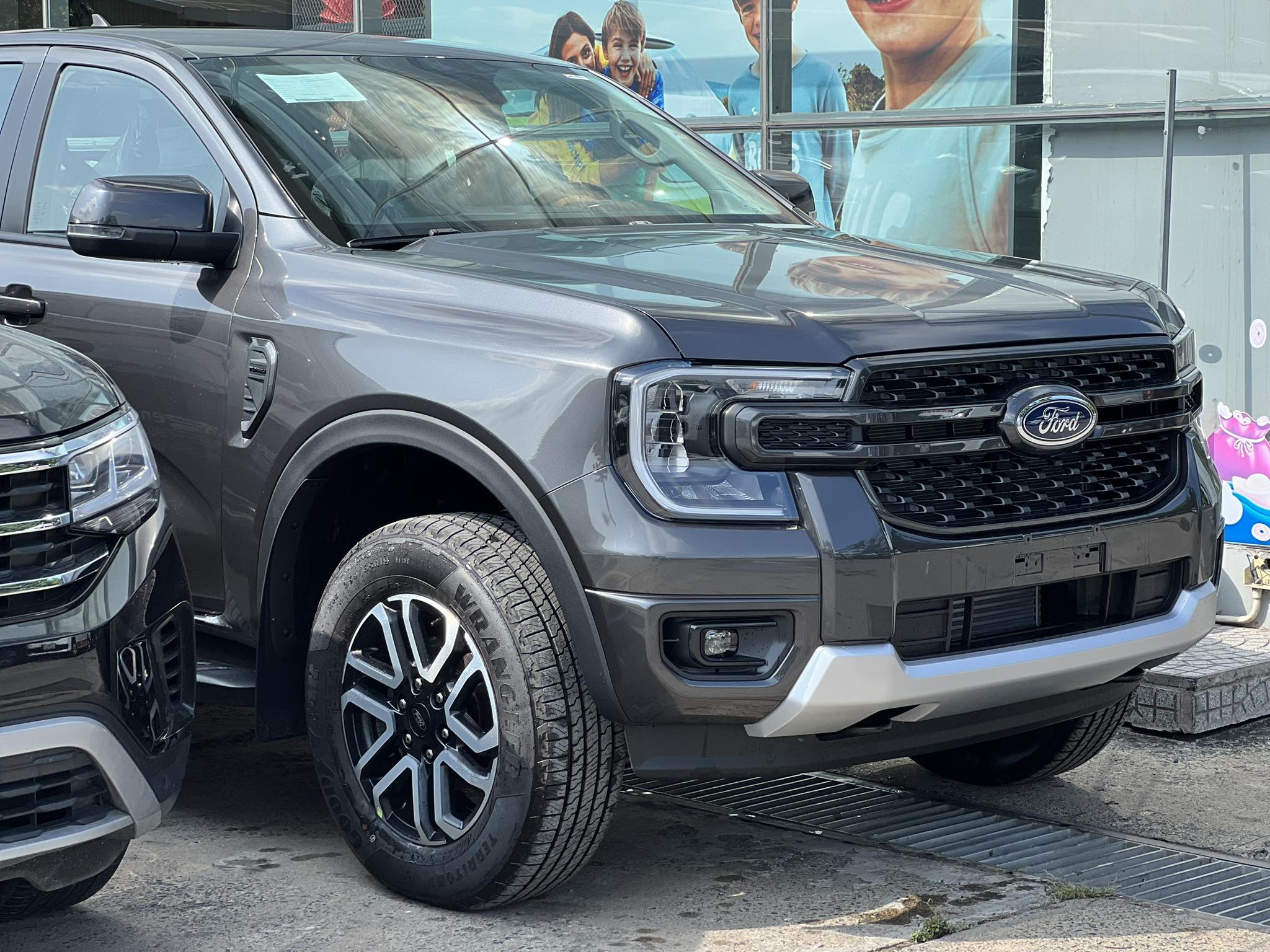Cận cảnh Ford Ranger Sport tại đại lý, giá 864 triệu đồng