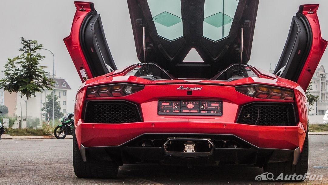 Không gian hành lý trên xe Lamborghini Aventador là một điểm trừ rất lớn khi diện tích rất hạn hẹp