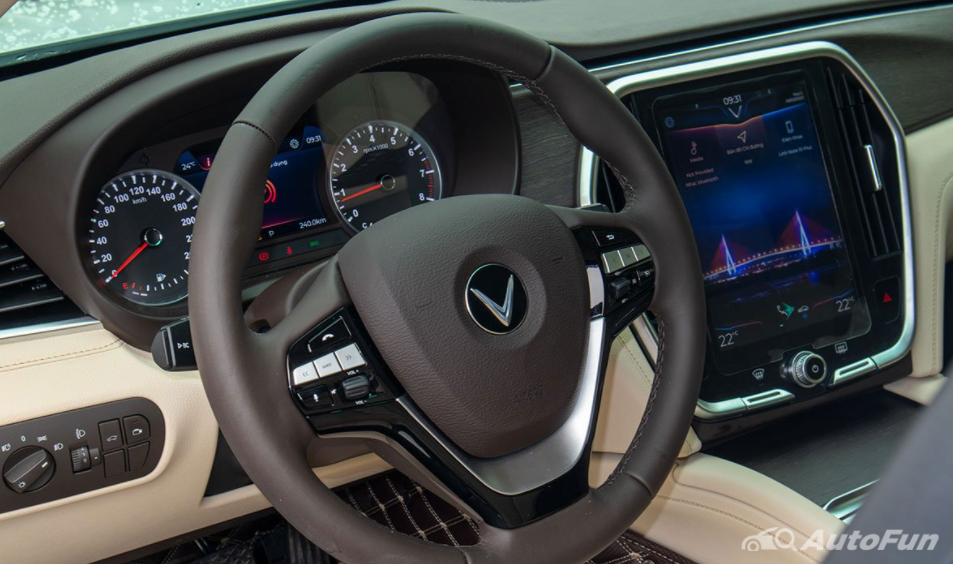 Vô lăng của VinFast Lux A2.0 được thiết kế theo phong cách trọn vẹn của BMW 5 Series với thiết kế 3 chấu được bọc da