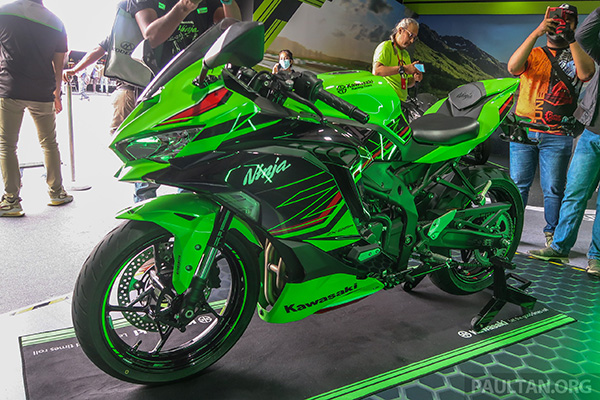Kawasaki Ninja ZX-25R 2023 nâng cấp trang bị, tăng giá bán