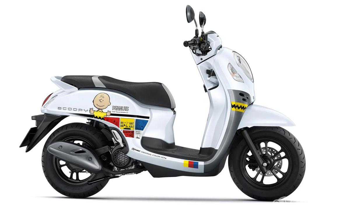 Thân xe Honda Scoopy 2021 có kiểu dáng rất bầu bĩnh kèm theo nhiều màu sắc tương phản