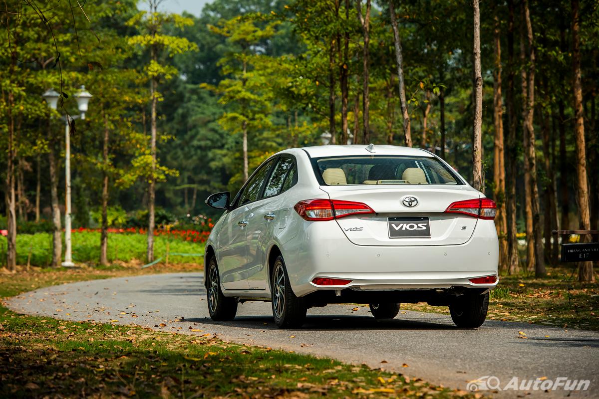 Đuôi xe Toyota Vios 2021 được tạo hình chủ yếu bằng những đường nét tròn bầu đầy đặn
