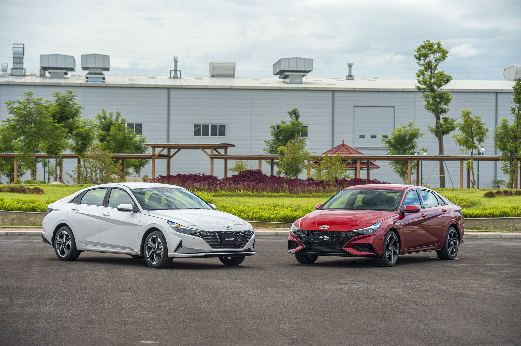 So sánh Hyundai Elantra N-Line và Honda Civic RS 2022: chọn xe Hàn mạnh mẽ hay xe Nhật lái hay?