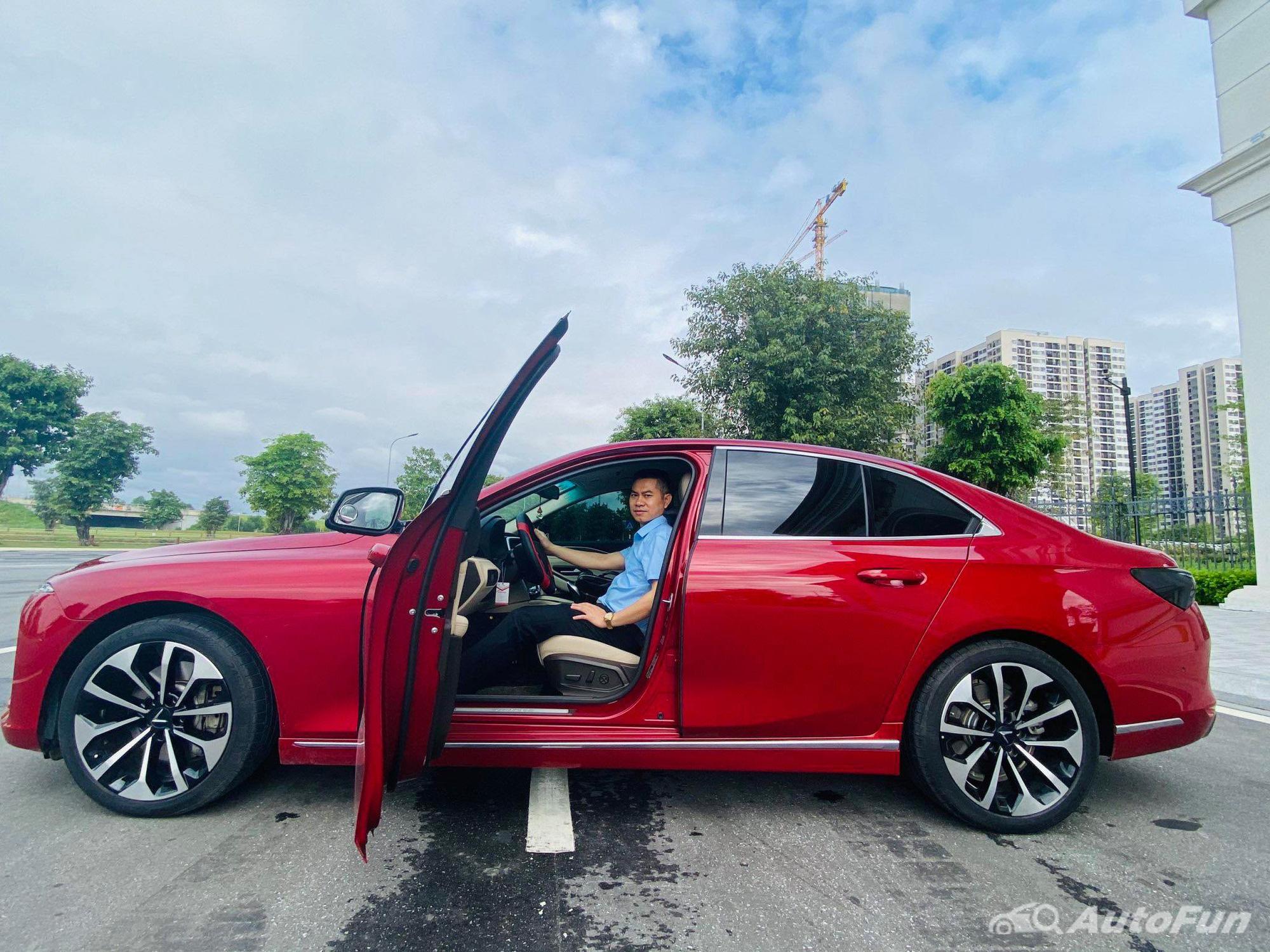 Phần thân xe Lux A2.0 được thiết kế với những đường gân dập nổi kéo dài từ phần nắp capo lên đến cửa trước