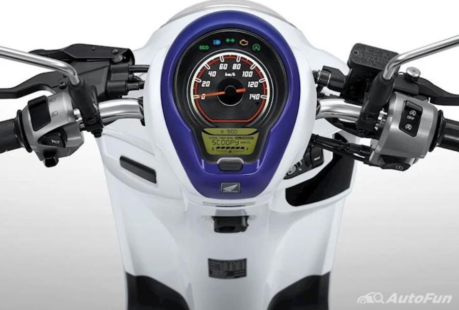 Honda Scoopy cũng đã bổ sung thêm phiên bản Smartkey đi cùng với chế độ khóa Keyless
