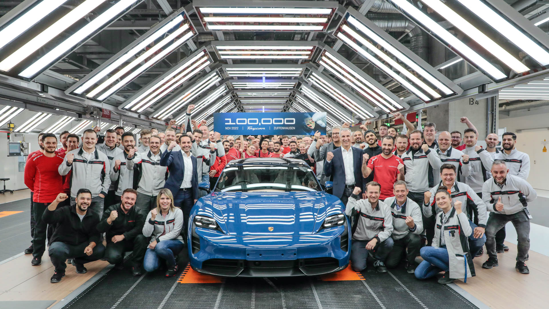 Porsche xuất xưởng chiếc Porsche Taycan thứ 100.000 chỉ sau 3 năm