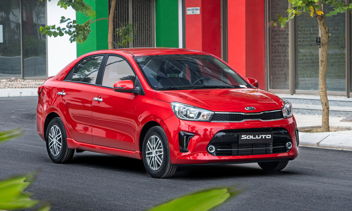 So sánh Kia Soluto 2022: Trang bị logo mới cùng những nâng cấp cơ bản nào?