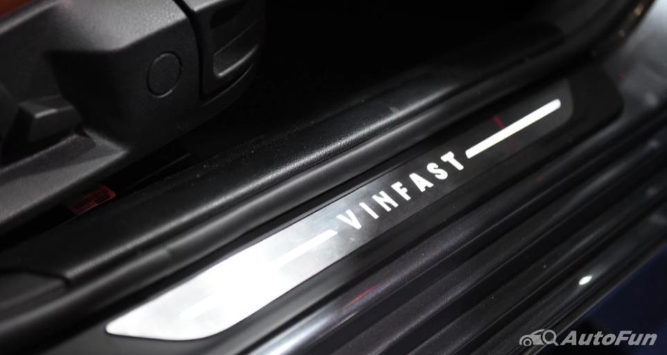 VinFast Lux A2.0 nằm trong phân khúc xe sang cỡ trung được thiết kế với các chất liệu như: da màu đen trên bản tiêu chuẩn