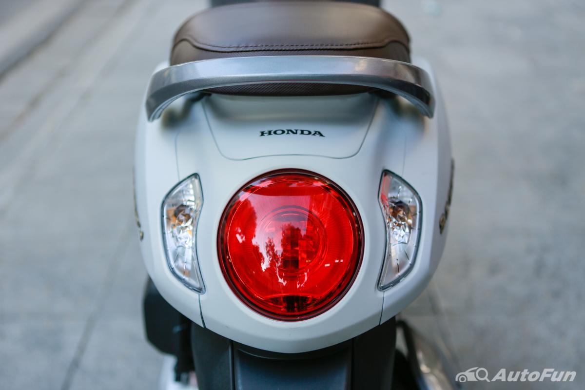 Đèn hậu của xe Honda Scoopy 2021 vẫn được làm theo thiết kế của cụm đèn xe phía trước