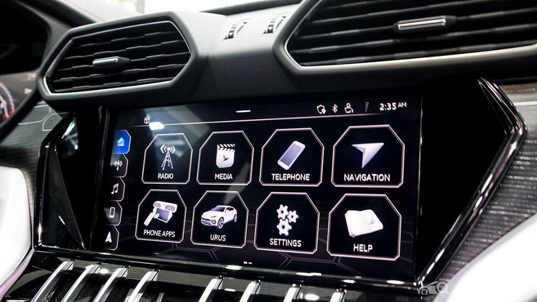 Lamborghini Urus 2021 sở hữu các cơ sở hàng đầu như hệ thống điều hòa không khí hiện đại nhất để mang lại một không gian mát mẻ và cực kỳ mới bên trong