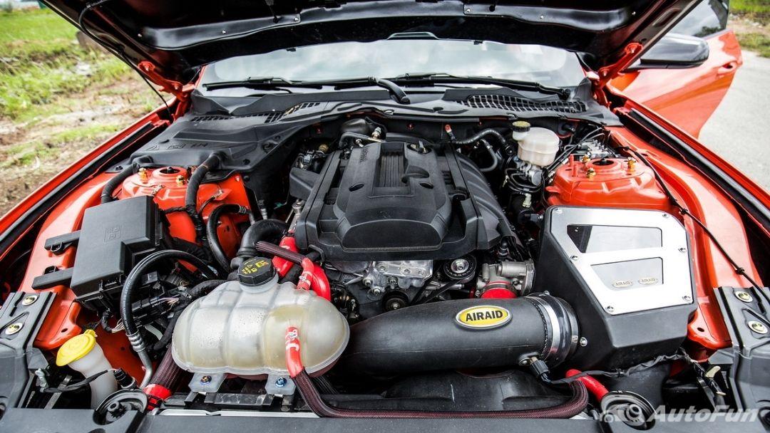 Ford Mustang 2021 được trang bị động cơ 2.3L đi kèm là hộp số sàn 6 cấp và hệ thống truyền lực cầu sau
