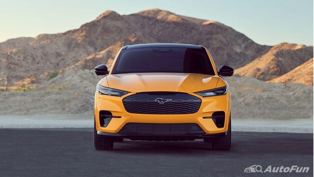 Phần đầu xe Ford Mustang 2021 được thiết kế với phần lưới tản nhiệt, bộ hốc gió mang đậm phong cách thể thao