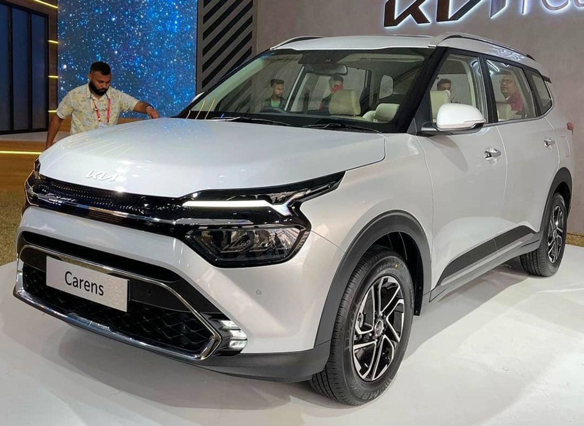 DM - Kia Carens 2023 'lột xác' ngoạn mục về diện mạo và sức mạnh động cơ